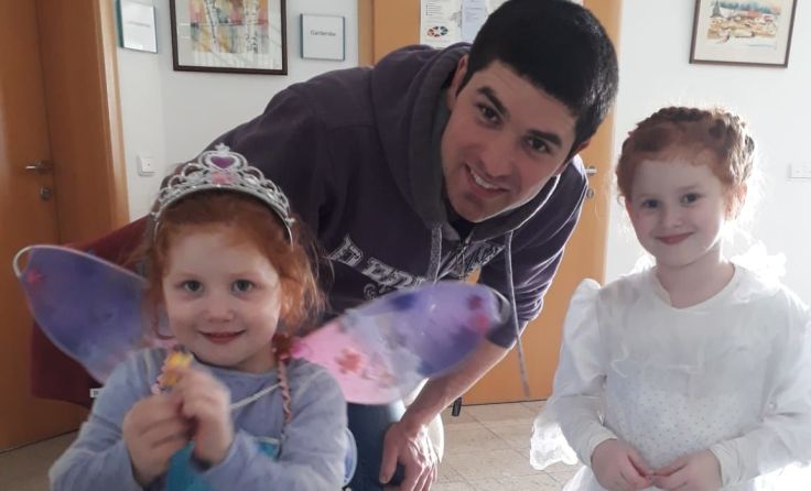 Antonia und Apollonia Kreuzwieser mit Papa Franz beim Kinderfasching.Foto: Barbara Schatzl