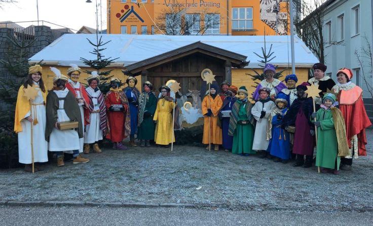 Die Pöttinger Sternsinger vor der neuen Krippe in der Gemeinde. Foto: privat