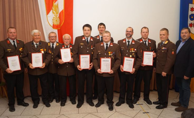 Langjährige Mitglieder wurden bei der FF St. Agatha ausgezeichnet. Foto: Alois Ferihumer