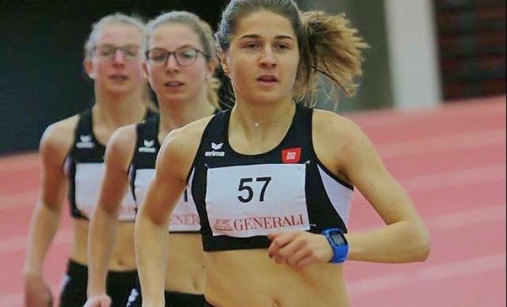 Petra Gumpinger vor den beiden Zwillingsschwestern Ida und Agnes Danner. Fotos: Igla