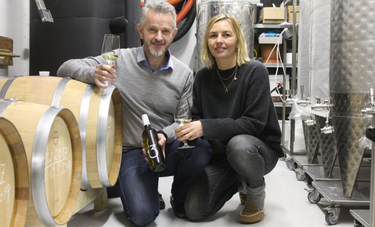 Helmut und Manuela Lindner in ihrer Weinproduktionsstätte. Fotos: LangS