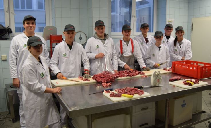 Das Fleisch wird von den Schülern verarbeitet. Foto: LWBFS Waizenkirchen