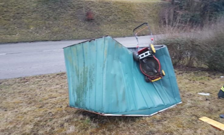 Auch eine Blechhütte wurde vom Sturm vertragen. Fotos: Martin Hofinger