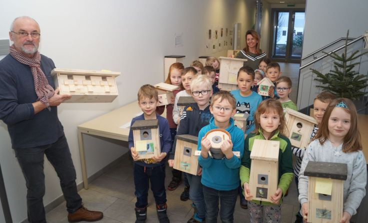 Heinz Sandberger mit einer Klasse der Volksschule und Lehrerin Susanne LugerFoto: Alois Ferihumer
