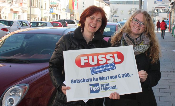 Sabine Ennser-Laaber mit Tips-Glücksengerl und Redakteurin Sabrina LangFoto: LHackl