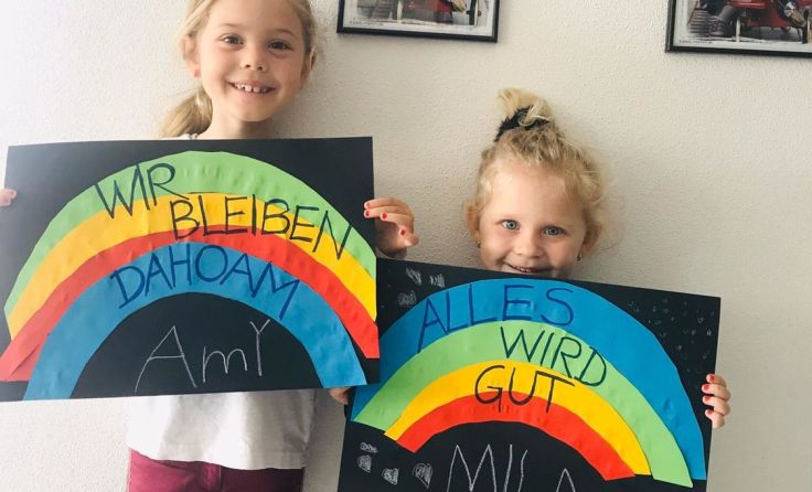 Amy und Mila sind daheim am Basteln. 