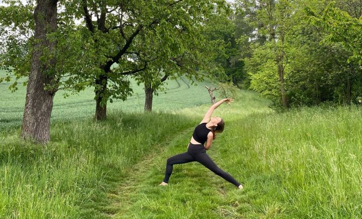 Sich mitten in Streuobstwiesen bei einer Yogastunde entspannen.