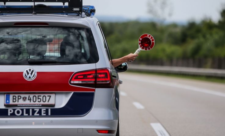 Beim Anhalteversuch durch die Polizei raste der 27-Jährige davon. Foto: Weihbold
