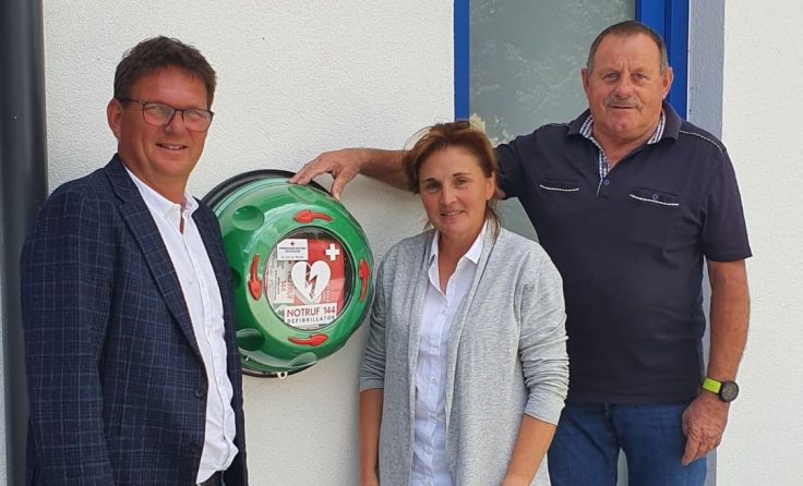 Robert und Elisabeth Guschlbauer mit Rupert Weisenböck mit dem Defibrillator.Foto: privat