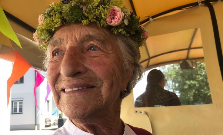 Katharina Loimayr aus Prambachkirchen wurde zum 90er überrascht. Fotos: privat