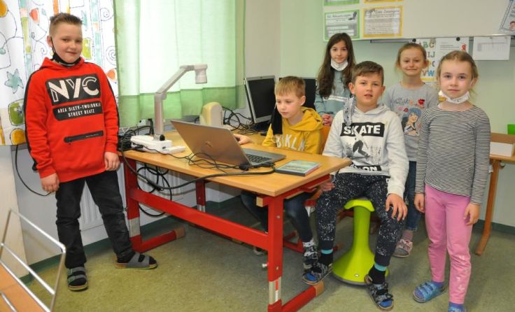 Die Volksschüler freuen sich über Laptop, Beamer und Co. Foto: privat