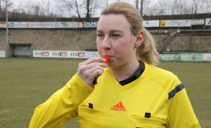 Wenn Lisa Grechhamer pfeift, dann haben 22 Männer aufzupassen. Fotos: LangS