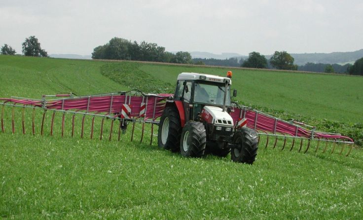 Die bodennahe Ausbringung von Gülle soll die Geruchsbelästigung stark reduzieren.Foto: LK OÖ 