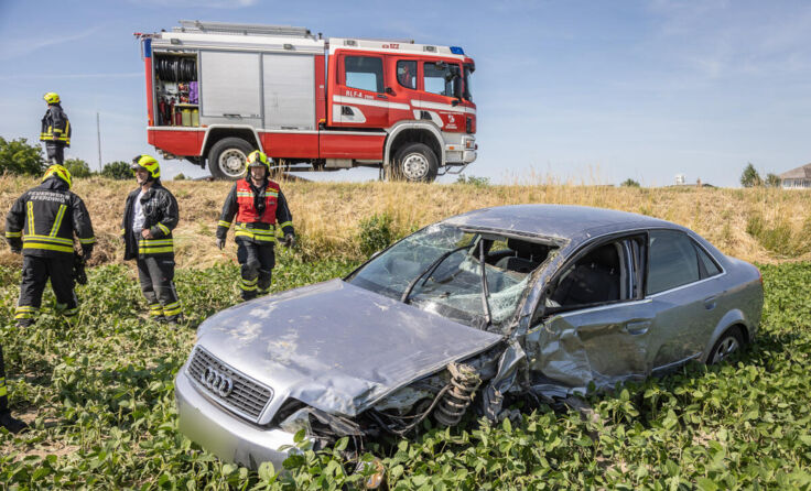 Ein Auto wurde ins Feld geschleudert, eine Frau wurde verletzt. (Foto: TEAM FOTOKERSCHI.AT / BAYER)