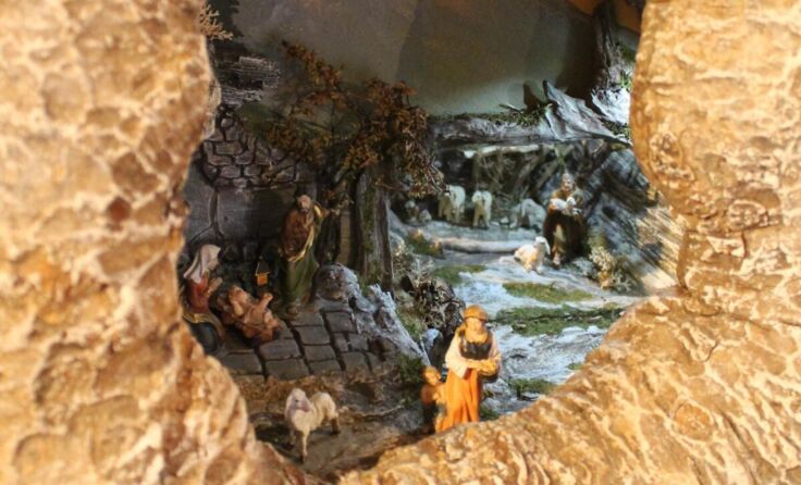 Auch alter Baumstamm kann die Basis für einen Krippe sein. (Foto: LangS)
