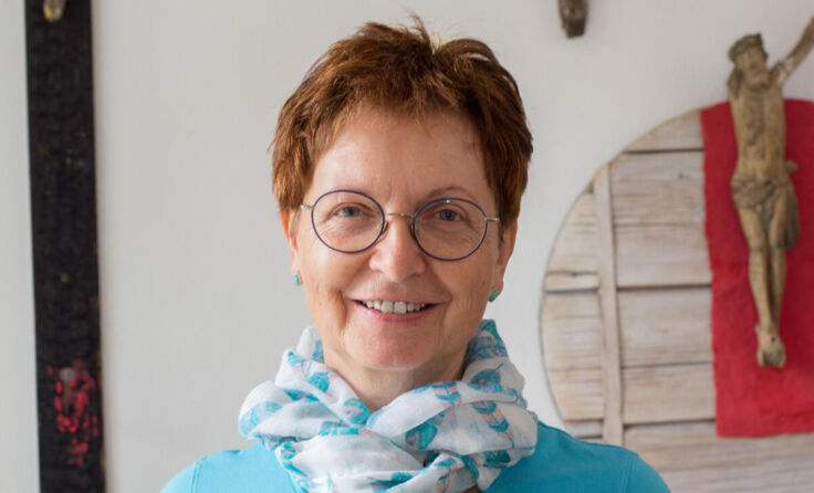 Elisabeth Bindreiter macht aus kaputten Christusfiguren neue Kunstwerke. (Foto: privat)