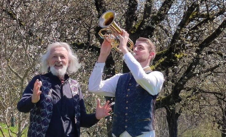 Hans Gessl und Jonas Rohrer auf der Trompete führen durch die Schartner Kirschblüten. (Foto: ElGe)
