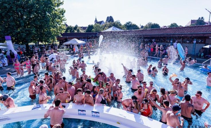 Bei der Poolbar im Freibad gibt es Drinks für Besucher. (Foto: X)