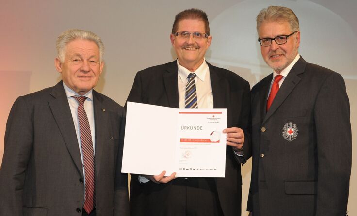 Stolz präsentiert Hubert Kehrer die Anerkennungsurkunde