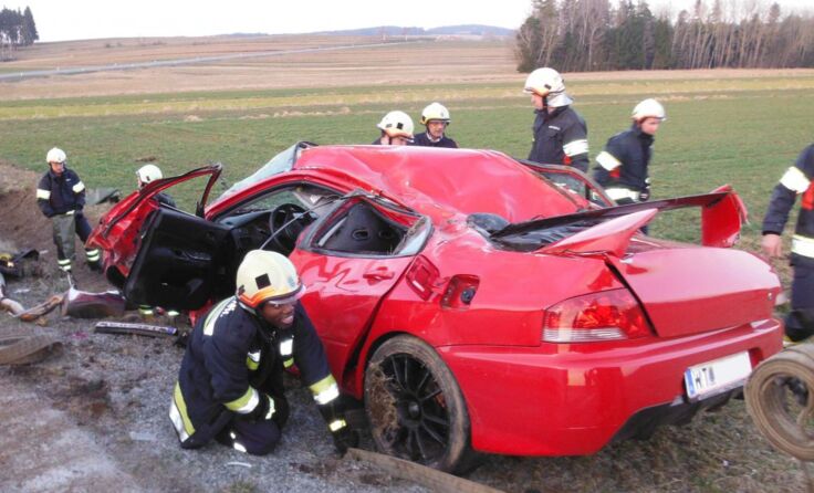 Das Fahrzeug kam schwer beschädigt auf den Rädern zu stehen.