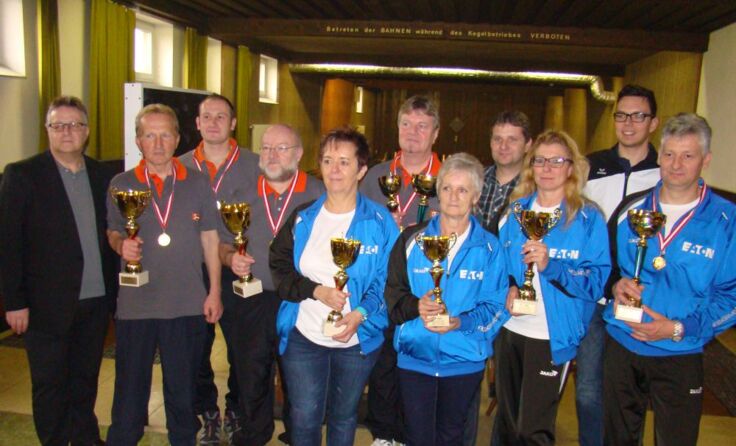 Die Gewinner der Betriebsmeisterschaften 2015 mit AKNÖ-Bezirksstellenleiter Michael Preissl (l.).