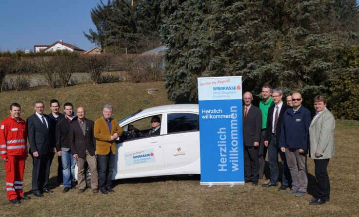 Bei der feierlichen Übergabe des neuen Elektroautos in Dietmanns.