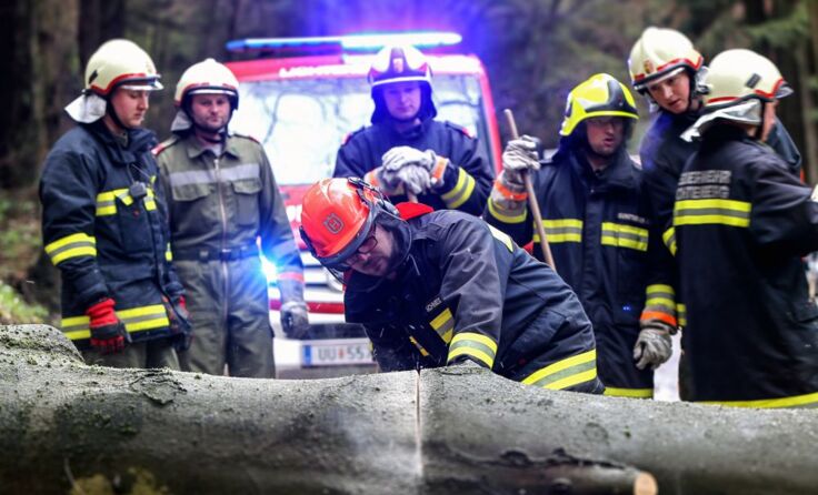 Die Feuerwehren sind derzeit im Dauereinsatz. *Foto: Vowe
