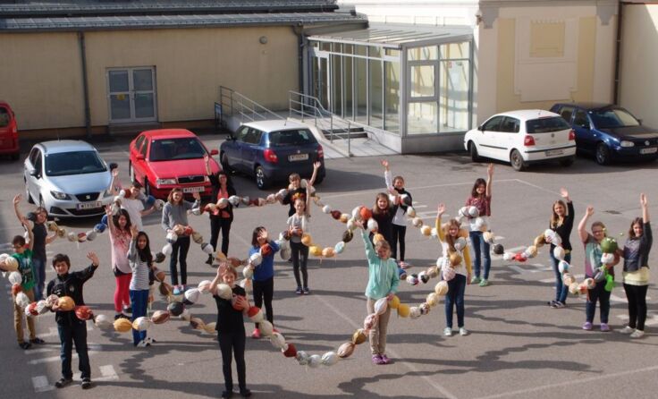 Schüler der 2K2-Klasse der Neuen Mittelschule Waidhofen posieren als kreativer Bücherwurm.