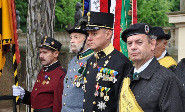 V.l.: Fahnenträger Richard Exl, Friedrich Jares, Lorenzo de Fanti und Alfred Deimbacher.
