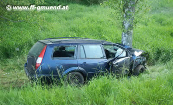 Das Auto war frontal gegen den Baum gekracht.