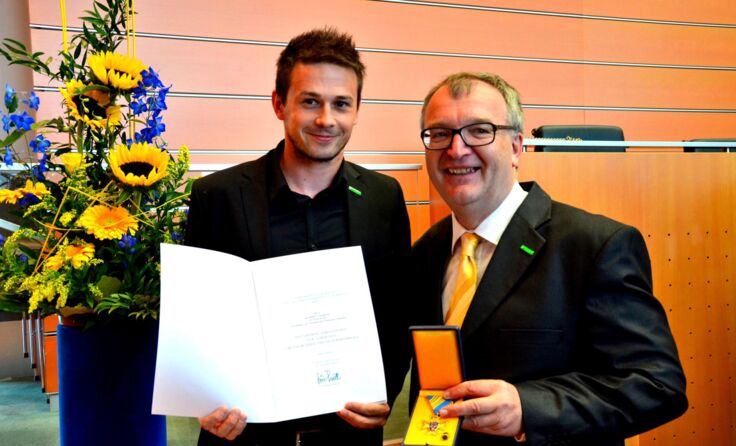 Geschäftsführer Christoph Mayer gratulierte Ernst Wurz zur Auszeichnung.