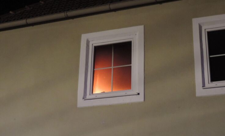 Das Feuer brach im ersten Stock des Mehrparteienhauses aus.
