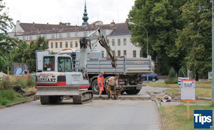 Derzeit wird der unter der Straße liegende Bahndamm entfernt.