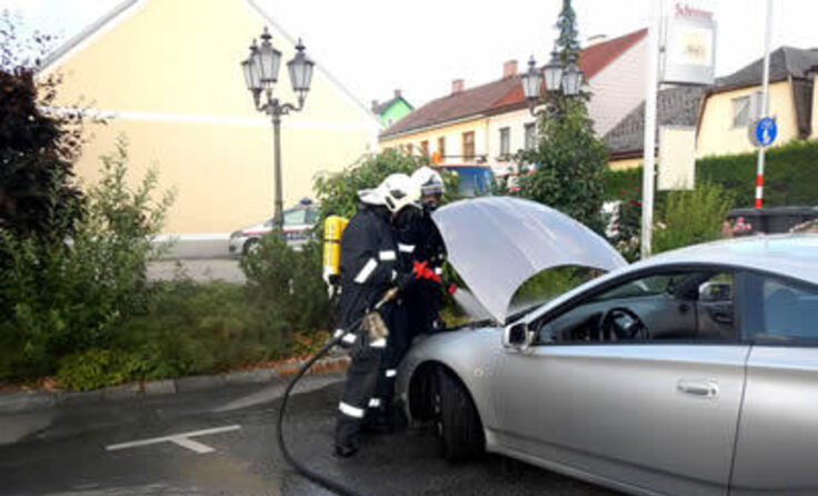 Die Feuerwehren sicherten das Fahrzeug.