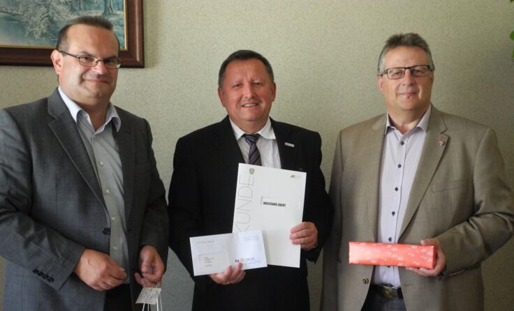 Wolfgang Ebert (M.) mit den Gratulanten Robert Schmidt (l.) und Michael Preissl.