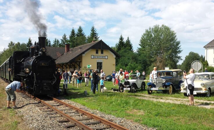 Am 2. August sind im Waldviertel Oldtimer auf Straße und Schiene unterwegs. Foto: NÖVOG/Frantes