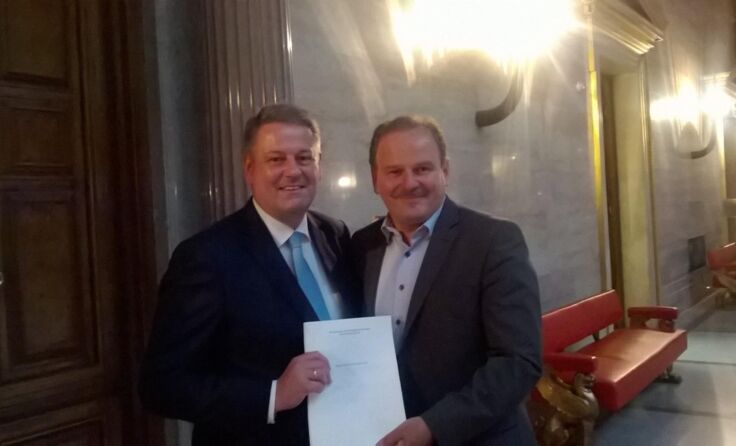 Landwirtschaftsminister Andrä Rupprechter und Obmann Bundesrat Eduard Köck (r.)