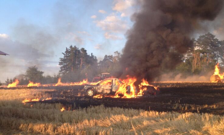 Nach dem Feld geriet auch der PKW des Helfers in Brand.