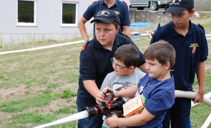 Die Kinder konnten die Feuerwehrspritzen selbst ausprobieren.