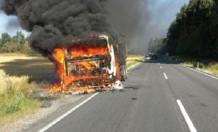 Die Fahrerkabine brannte völlig aus. Foto: FF Weitra