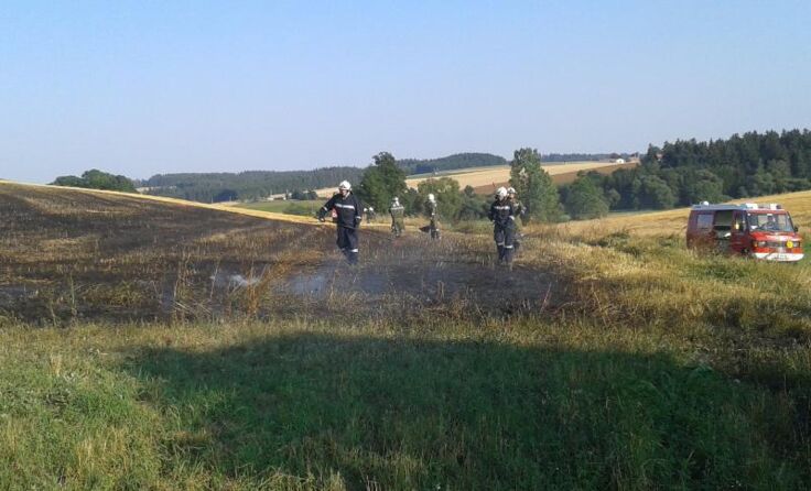 Die EInsatzkrägte konnten gemeinsam mit den Landwirten den Brand rasch löschen.