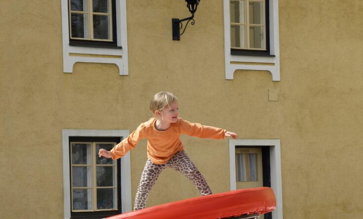 Alma Beck beim Balancieren