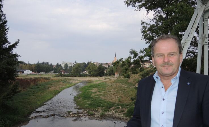 Bundesrat Edurad Köck auf einer der Thayabrücken: Der niedrige Wasserstand ist gut zu erkennen.