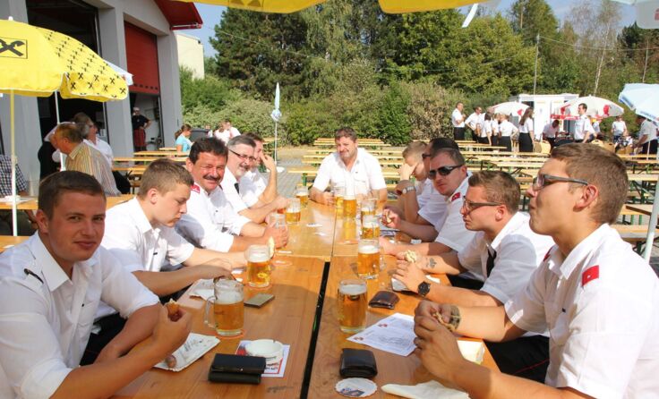 Die Feuerwehrkameraden genossen das gemütliche Beisammensein.
