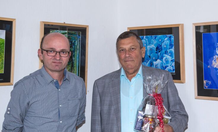 V.l.: Obmann Roland Schneier gratulierte Reinhard Fidi zum 70er. Foto: Franz Irschik