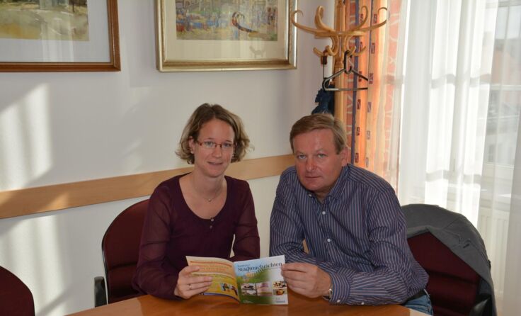 Karin Otto und Gottfried Waldhäusl informierten sich über das neue Kursprogramm.