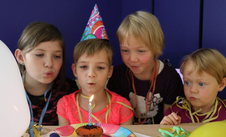 V.l.: Julia, Helena und Sonja feiern mit Lisa (m.) ihren Geburtstag in der Erlebnisausstellung.