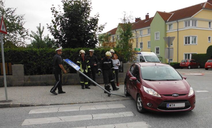 Der PKW wurde zuerst vom Verkehrsschild gehoben.
