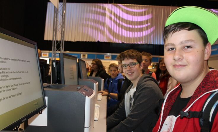 Leon und Alexander beim AMS-Berufsinteressentest. Foto: AKNÖ