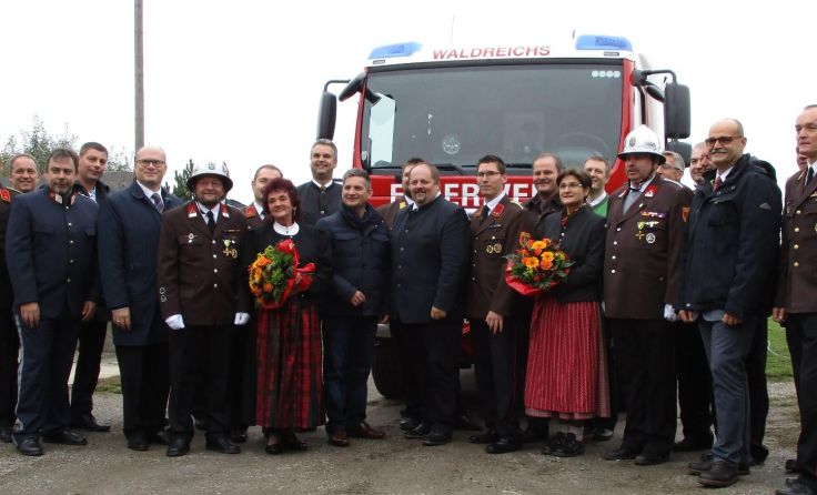 Die Festgäste vor dem neuen Einsatzfahrzeug.